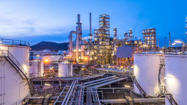 Power plant with cooling towers
